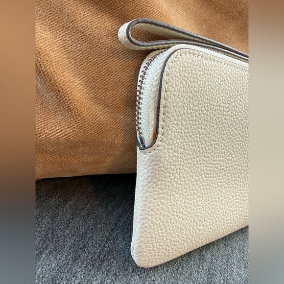 Coach x Disney Dumbo Wristlet - Picture 4 of 10